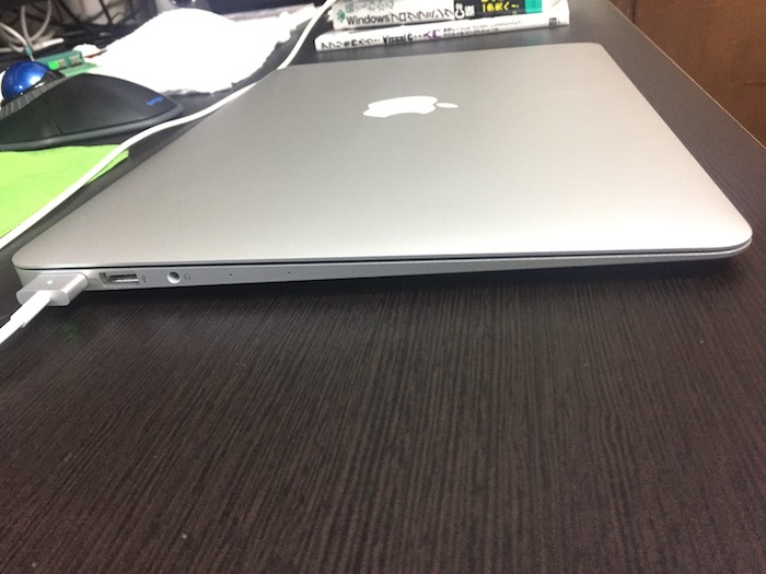 MacBook Air 13インチの薄さ
